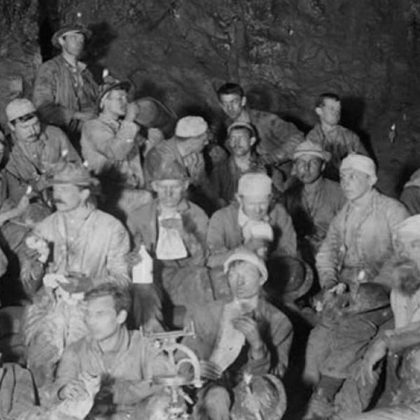Miners eating pasties